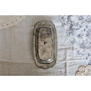 Mantequillera Metálica Premium Estilo Europeo al por Mayor - Bandeja de Alimentos de Aleación de Zinc Grabada con Tapa de Cúpula, Resistente para Encimera - Product Image 3