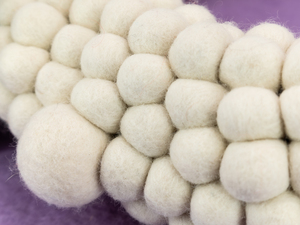 Guirlande de Noël en feutre et laine blanche avec pompons en feutre pour l'hiver - Product Image 3