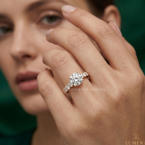 แหวนหมั้นและแหวนแต่งงานทรงกลมเพชรเจียระไนแบบบริลเลียนท์เคลือบทอง 18K เพชรเพาะเลี้ยงในห้องปฏิบัติการ ดีไซน์หรูหราสไตล์วินเทจ รับรองโดย IGI สำหรับผู้หญิง - Product Image 5