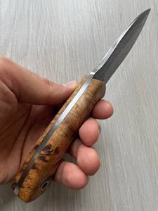 Cuchillo de caza Yakut hecho a mano, de acero de Damasco, con mango de madera, hoja de punta caída y funda de cuero rojo. - Product Image 6