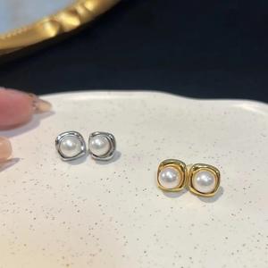 Boucles d'oreilles en argent pur S925 de style multifacettes de Pearl Jewelry World, perles naturelles de 10-11 mm avec de légères imperfections - Product Image 1