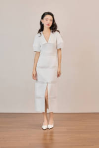 เดรสสีขาวคอวี ดีไซน์หรูหรา แต่งลูกไม้ พร้อมผ่าหน้า รุ่น KD73 คอเหลี่ยม (คอปกกว้าง) ความยาวปานกลาง ผลิตในเวียดนาม สีขาวมิสท์ - Product Image 4