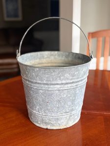 Cubo de Metal Galvanizado Vintage |   Decoración Rústica de Estilo Campestre - Product Image 4