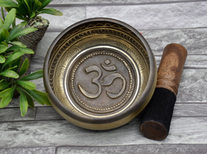 Cuenco tibetano artesanal de latón con mazo de madera y cojín bordado en rojo y dorado, estilo tibetano, para meditación y yoga. - Product Image 4