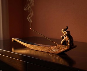 Bandeja de incienso decorativa de madera con diseño artesanal de elefante y hojas, ideal para fragancias y meditación. - Product Image 3
