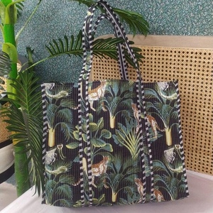 Sac à bandoulière matelassé en coton imprimé jungle, sac fourre-tout matelassé pour les voyages et le quotidien - Product Image 2