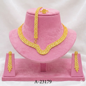 MOLL JEWELLERS - Conjunto de Joyería de Lujo para Mujer, Diseño Vintage, Chapado en Oro, Aleación con Circonitas Certificadas, Diseño Moderno con Símbolo de Paz (Collar y Aretes), para Boda - Product Image 6