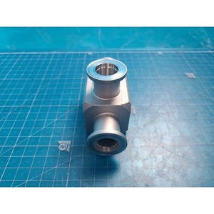 Vanne d'angle à vide poussé SMC XLH-16, utilisée comme pièce détachée pour équipement semi-conducteur d'occasion - Product Image 1