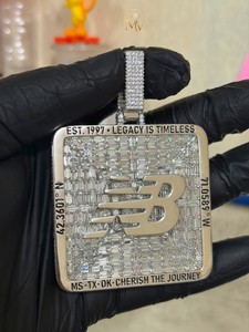 จี้โลโก้ NB แบบ Iced Out ประดับเพชร VVS ทรงบาแกตต์ ดีไซน์สี่เหลี่ยมจัตุรัส เงินแท้ 925 เครื่องประดับฮิปฮอปสำหรับผู้ชาย - Product Image 1