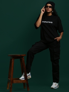 เสื้อยืดกราฟิกสุดเท่สำหรับผู้หญิง ทรงโอเวอร์ไซส์ สวมใส่สบาย สไตล์ลำลอง สตรีทแวร์ แขนสั้น สีดำ ผ้าฝ้าย แฟชั่นแนวเมือง - Product Image 3