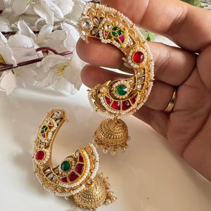 Manchette d'oreille Kundan plaquée or avec des pendentifs Jhumki en perles - Product Image 1