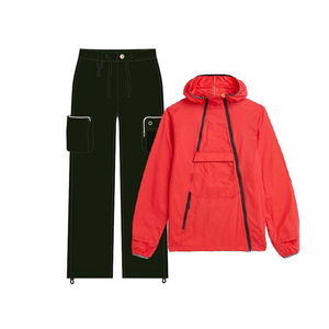 Veste coupe-vent à capuche rouge pour homme avec pantalon cargo noir, ensemble de survêtement sportif à manches longues avec fermeture éclair, polyester léger pour l'automne - Product Image 1