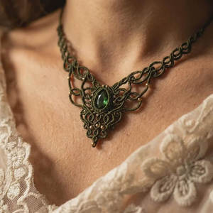 Collar con Colgante de Esmeralda Hecho a Mano, Estilo Boho Natural, Curativo, Ajustable, con Cordón Verde - Product Image 1