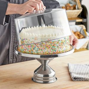 Support à gâteau moderne en métal avec dôme en verre, conçu pour une présentation élégante de desserts et comme centre de table. - Product Image 6