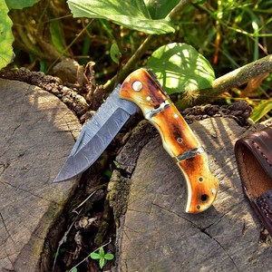 Cuchillo plegable de alta dureza para acampar al aire libre, cuchillo plegable de supervivencia para caza con mango de hueso, cuchillo de bolsillo de acero de Damasco - Product Image 2