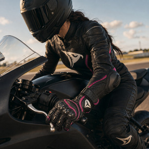 Gants de course en cuir noirs et roses à doigts entiers avec protection des articulations en fibre de carbone, respirants et à sangle de poignet réglable pour la conduite - Product Image 3
