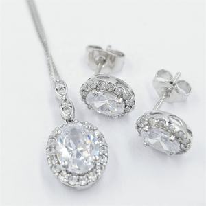 จี้รูปไข่คลาสสิกสำหรับผู้หญิง ชุบโรเดียม 4 ชั้น เงินแท้ ประดับมอสเซียนไนต์ เหมาะสำหรับงานหมั้นและงานแต่งงาน - Product Image 4