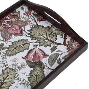 Plateau en bois artisanal avec gravure florale et finition naturelle, parfait pour l'affichage de service et la décoration intérieure par FWE - Product Image 3