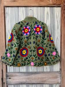 เสื้อแจ็คเก็ตบอมเบอร์ราชสถาน |   ผ้าฝ้ายปักลายซูซานีแบบดั้งเดิม เป็นมิตรกับสิ่งแวดล้อม ใช้ได้สองด้าน |   ชุดลำลองสำหรับรีสอร์ทสุดหรู |   ของขวัญวันเกิดสุดพิเศษ - Product Image 6