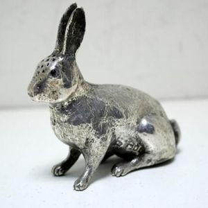 Escultura decorativa de conejo de aluminio fundido, adorable figurita de conejito, adorno metálico con forma de animal para interiores de lujo - Product Image 2