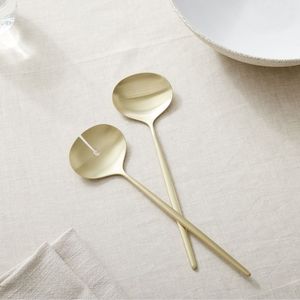 Cuchara y tenedor de metal con acabado artístico tipo espejo para servir ensaladas, ideales para bodas elegantes, banquetes y restaurantes de alta gastronomía. - Product Image 2