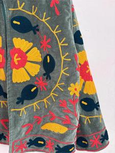 Veste Suzani ethnique en velours gris brodée de fleurs, manches longues, col montant, faite à la main, style bohème, vêtement d'extérieur d'hiver - Product Image 3