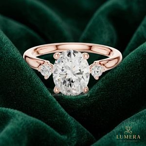 Bague de fiançailles ovale avec halo caché, bijoux personnalisés, bague de mariage solitaire à trois pierres avec diamants latéraux pour femme - Product Image 2