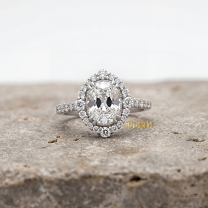 Bague de fiançailles de luxe en diamant de laboratoire taille coussin, design classique et romantique, choix idéal pour la mariée, la fête de mariage et les célébrations. - Product Image 3
