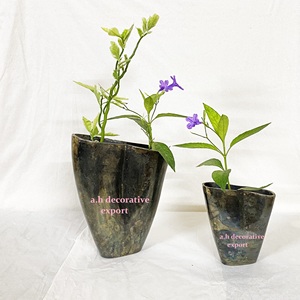 Juego de 2 Jarrones de Metal Modernos y Minimalistas de Aluminio Bronce Oscuro de Lujo, Acabado Desgastado, Ecológicos, Artesanales, para Decoración Floral de Mesa - Product Image 4