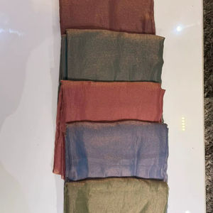 Tela Satén Metálica de Peso Medio con Tacto Suave para Confección de Vestidos para Niñas - Product Image 1