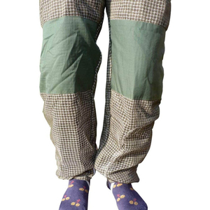 Combinaison d'apiculture avec protection intégrale du corps, capuche et écran facial en maille, design à carreaux vert et beige, coupe régulière pour apiculteurs - Product Image 4