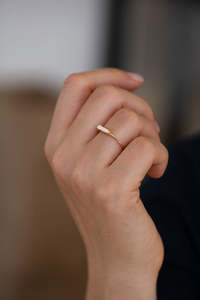 Anillo minimalista de oro macizo de 14k con diamante baguette cónico, unisex, para uso diario. - Product Image 2