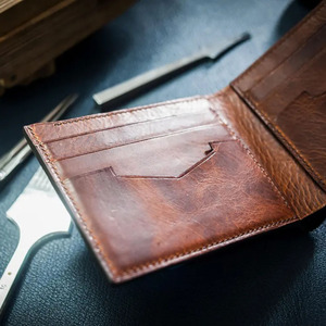 Cartera de Cuero con Patrón de Cocodrilo Hecha a Mano para Hombre, Delgada, con Protección RFID, Estilo Formal, Accesorios de Vestir para las Cuatro Estaciones, en Venta - Product Image 5