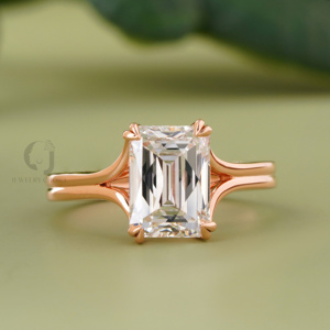 Anillo de Diamante de Laboratorio de Lujo con Corte Esmeralda de 3.02 Quilates, Color Oro Amarillo, Diseño Solitario con Vástago Dividido y Cruzado, Anillo Nupcial Tipo Catedral - Product Image 1