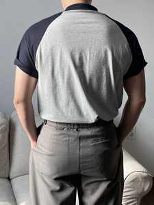 Polo d'été pour homme avec imprimé lettres et blocs de couleur gris et bleu - Product Image 2