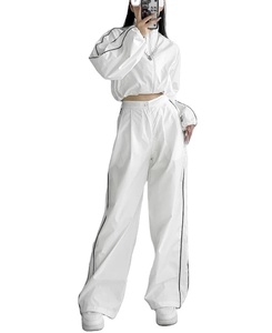Ensemble de survêtement coupe-vent personnalisé en polyester et nylon avec capuche réglable et impression réfléchissante pour clubs de football - Product Image 6