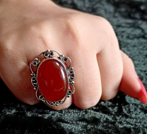 แหวนพลอยคาร์เนเลียนรูปวงรีขนาดใหญ่ แหวนทำมือประดับพลอยสีส้มธรรมชาติ ของขวัญเครื่องประดับสำหรับเธอ เงินแท้ - Product Image 1