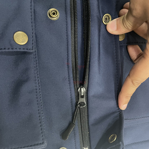 Veste softshell pour homme, bleu noir, col montant, coupe-vent, fermeture à boutons dorés, sans manches, gilet décontracté utilitaire - Product Image 6