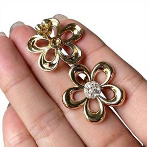 Boucles d'oreilles clous de luxe en diamants de laboratoire en forme de grappe de fleurs, plaqué or jaune 9 carats, certifiées IGI, bijoux fins - Product Image 4