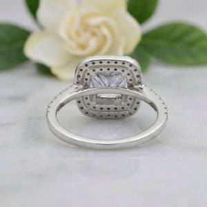 Anillo de compromiso de plata S925 con diamante de moissanita, doble halo y diseño de tallo dividido para mujer. - Product Image 2