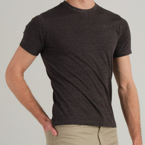 T-shirts noirs personnalisés pour hommes, manches courtes, col rond, en coton peigné 230g, logo imprimé en sérigraphie sur le devant, coupe décontractée formelle - Product Image 3