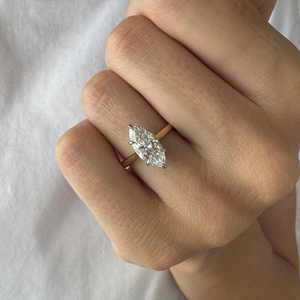 Bague solitaire en diamant taille marquise de 2 carats, sertie en bas, avec griffes en platine bicolore, certifiée IGI - Product Image 4