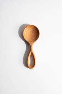 Cuillère en bois artisanale avec long manche lisse pour la cuisine quotidienne, la préparation des soupes, du riz, des salades, ustensile durable et antiadhésif - Product Image 4