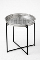 Table basse marocaine traditionnelle en laiton antique avec pieds pliables en métal noir thermolaqué, meubles de salon