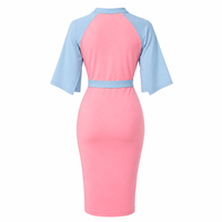 Robe moulante mi-longue Gamma Phi Delta pour femme, rose et bleue, à blocs de couleur contrastés, avec manches cape, détails boutonnés et ceinture à nouer à la taille