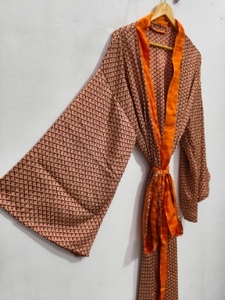 Robe kimono de luxe en soie patchwork, cache-maillot de bain, tenue de nuit, longue robe, kimono indien vintage fait main en soie de sari recyclée - Product Image 2