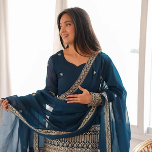 Conjunto de kurti, pantalón y dupatta de seda azul verdoso bordado, elegante vestimenta étnica festiva, silueta graciosa, atuendo tradicional premium. - Product Image 1