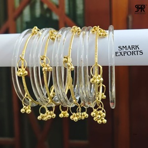 Bracelet manchette transparent en résine gelée avec breloques chaîne dorée, fait main, bijoux fantaisie pour femme - Product Image 5