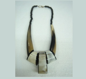 สร้อยคอทำมือจากเขาสัตว์ ดีไซน์หรูหรา เพิ่มความโดดเด่นให้กับลุคสบายๆ และเป็นทางการ พร้อมเสน่ห์แห่งเครื่องประดับที่มีเอกลักษณ์ - Product Image 3