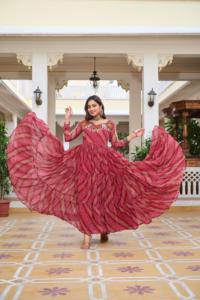 Vestido especial para Navratri con estampado Bandhani de diseñador, con trabajo Gamthi, trabajo de espejos auténticos y encaje Kodi en tejido Faux Georgette. - Product Image 1
